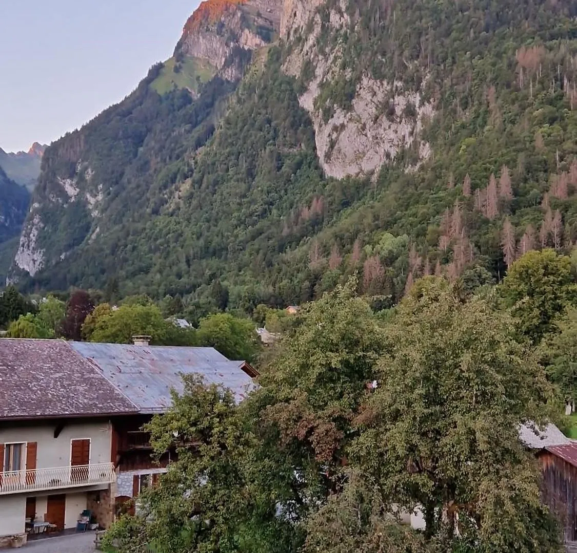 Appartement Le Carlina 22B -Merci De Lire Tout Et Disposition Des Chambres Pour Eviter Une Mauvaise Note - Ce Nest Pas Un Hotel - Minimum 5 Nuits - Sans Le Linge De Maison - Vue Sur Le Criou - Sil Y A De La Place Sur Le Parking, Vous Pouvez Vous Y Ga Samoëns